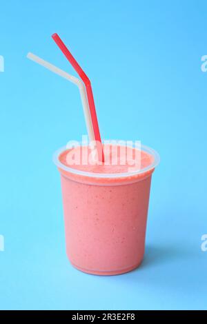 Gesunder, frischer ErdbeerSmoothie oder Milchshake. Sommerlicher kalter Drink. Proteincocktails Stockfoto