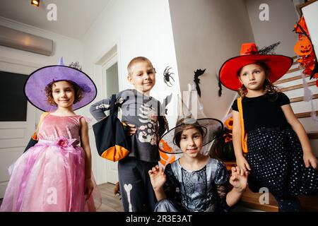 Kinder in Ferienkostümen warten auf halloween-Leckereien Stockfoto