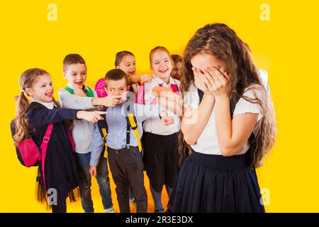 Schulmädchen von Klassenkameraden schikaniert. Mobbbingkonzept der Schule Stockfoto