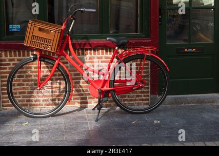 Rotes Fahrrad in den niederlanden vor einem Haus, Stockfoto