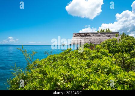 Gästehäuser auf Poyalisa auf den Togianischen Inseln in Sulawesi Stockfoto