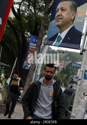 Ankara, T-¨¹rkiye. 23. Mai 2023. Am 23. Mai 2023 laufen die Menschen in Ankara, T-¨¹rkiye, an Wahlkampfplakaten vorbei. T¨¹rkiye' bedeutsame Präsidentschaftswahlen stehen am Sonntag kurz vor dem Ablauf. Präsident Recep Tayyip Erdogan prognostizierte, dass er im bevorstehenden Showdown gegen Kemal Kilicdaroglu einen deutlicheren Vorsprung haben wird, nachdem ein Kandidat auf dem dritten Platz erklärte, dass er den amtierenden Präsidenten unterstützen würde. Kredit: Mustafa Kaya/Xinhua/Alamy Live News Stockfoto