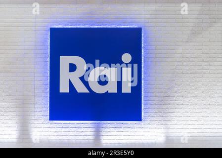 Turin, Italien - 22. Mai 2023: Logo von RAI Radio Televisione Italiana auf dem Schild an der weißen Backsteinwand. RAI ist ein Sendeunternehmen Italiens Stockfoto