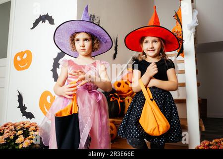 Kleine Mädchen Hexen warten auf halloween Leckereien Stockfoto