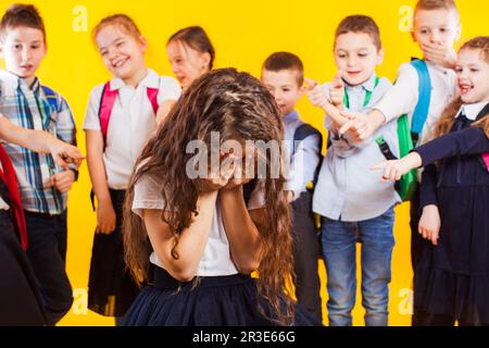 Schulmädchen von Klassenkameraden schikaniert. Mobbbingkonzept der Schule Stockfoto