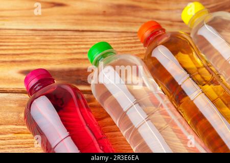 Kunststoffflaschen mit Softdrinks im Hintergrund – Nahaufnahme Stockfoto