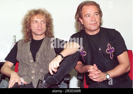 Mailand Italien 1994-09-11: Lou Gramm und Mick Jones von Ausländern vor der Pressekonferenz Stockfoto