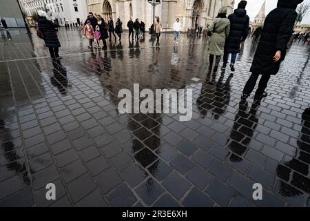 Budapest, Ungarn - 26. November 2022: Reflexionen von Touristen vor der Matthiaskirche, dem Buda-Hügel, Budapest, Ungarn, an einem Wintertag. Stockfoto