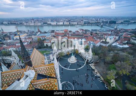 Budapest, Ungarn, von der Spitze des Matthias-Kirchturms aus gesehen. Die Dächer der Kirche und die Fischerbastei befinden sich im Vordergrund. Stockfoto