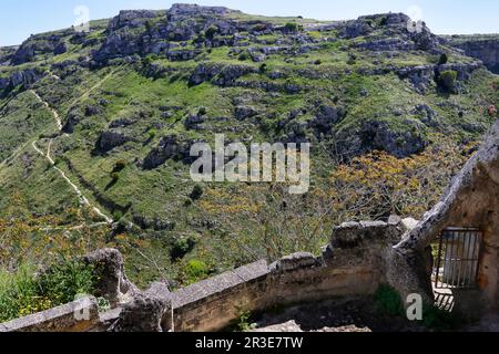 Dramatische Aussicht auf die Höhlen rund um Matera, Basilikata in Italien Stockfoto