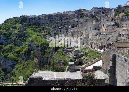 Dramatische Aussicht auf die Höhlen rund um Matera, Basilikata in Italien Stockfoto