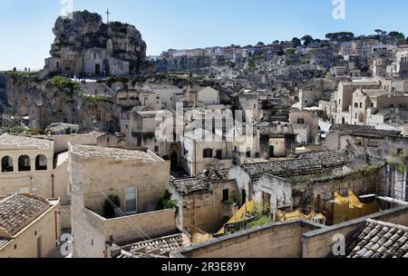 Dramatische Aussicht auf Santa Maria de Idris, eine der großen Felsenkirchen in Sasso Caveoso, Matera, Basilikata Stockfoto