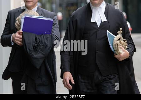 Barristers und Anwälte im juristischen Epizentrum des Justizsystems bei Royal Courts of Justice, The Strand, Central London, England, UK Stockfoto