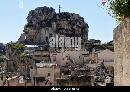 Dramatische Aussicht auf Santa Maria de Idris, eine der großen Felsenkirchen in Sasso Caveoso, Matera, Basilikata Stockfoto