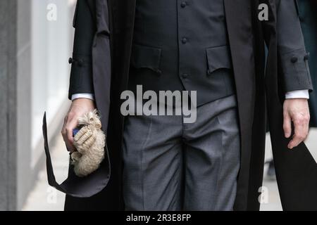 Barristers und Anwälte im juristischen Epizentrum des Justizsystems bei Royal Courts of Justice, The Strand, Central London, England, UK Stockfoto