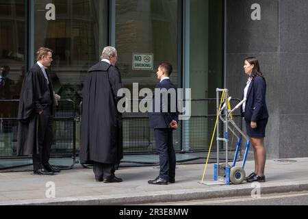 Barristers und Anwälte im juristischen Epizentrum des Justizsystems bei Royal Courts of Justice, The Strand, Central London, England, UK Stockfoto