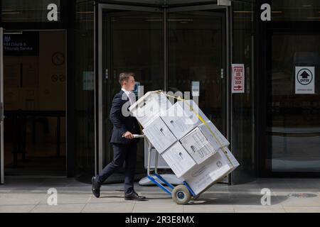 Barristers und Anwälte im juristischen Epizentrum des Justizsystems bei Royal Courts of Justice, The Strand, Central London, England, UK Stockfoto