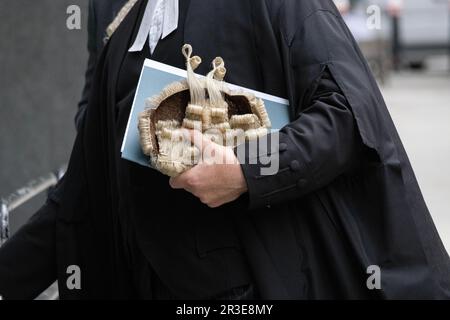 Barristers und Anwälte im juristischen Epizentrum des Justizsystems bei Royal Courts of Justice, The Strand, Central London, England, UK Stockfoto