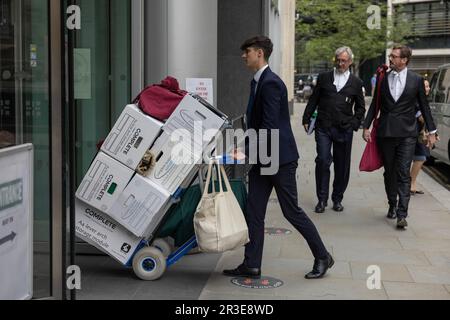 Barristers und Anwälte im juristischen Epizentrum des Justizsystems bei Royal Courts of Justice, The Strand, Central London, England, UK Stockfoto