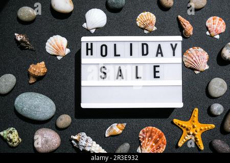 Lightbox mit Text FEIERTAGSVERKAUF, Sommerdekorationen Verkauf Einkaufskonzept. Modellwerbung für Sommeraktionen. Feiertage. See sie Stockfoto
