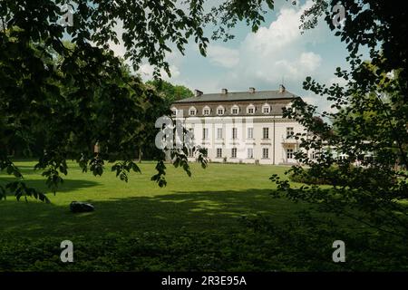 Südfassade des Palastes in Radziejowice. Blick vom Park. Rasen vor dem Schloss Stockfoto