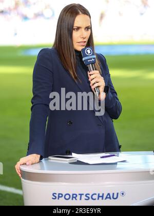TV Sport Moderator Esther Sedlaczek DFB 3. Liga Fußballsaison 2021-22 MDCC Arena in Magdeburg Stockfoto