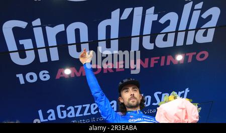 Monte Bondone, Italien. 23. Mai 2023. 23. Mai 2023, Monte Bondone, Italien, Giro d'Italia - UCI Radrennen-Tour durch Italien 2023, Etappe 16. 203 km von Sabbio Chiese nach Monte Bondone. EF Education-EasyPost's Irish Rider Ben Healy trägt das beste blaue Trikot für Kletterer und feiert auf dem Podium Credit: Action Plus Sports/Alamy Live News Stockfoto
