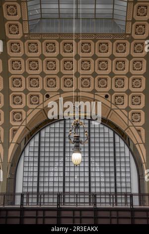 Paris, Frankreich - 05 18 2023: Musée d'Orsay. Blick auf die geformte Decke, den Kronleuchter und das Baldachin von der Haupthalle des Museums Stockfoto