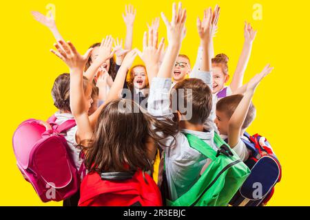 Gruppe von Kindern, Jungen und Mädchen, bereit, wieder in die Schule Stockfoto