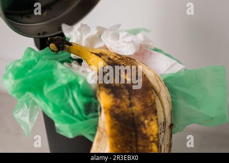 Lebensmittelverschwendung in Mülltonne. Unsortierter Müll. Lebensmittelverschwendung ist ein dringendes globales Problem. Lebensmittelverluste sind Lebensmittel, die weggeworfen werden oder nicht gegessen werden. Stockfoto