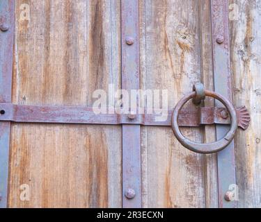 Das Foto wurde in der Altstadt von Kamenetz-Podolsk in der Ukraine aufgenommen. Die stabile Holztür bewacht die Keller der berühmten Festung. Stockfoto