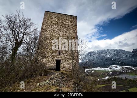 Der Pulverturm von Presule/Prösels Castle. Fiè allo Sciliar. Im Hintergrund das Sciliar-Massiv. Südtirol, Italien. Stockfoto