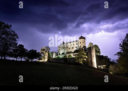 Das mittelalterliche gotische Schloss Presule in einer stürmischen Nacht. Fiè allo Sciliar, Südtirol, Italien. Stockfoto