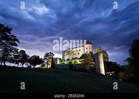 Das mittelalterliche gotische Schloss Presule in einer stürmischen Nacht. Fiè allo Sciliar, Südtirol, Italien. Stockfoto