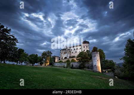 Das mittelalterliche gotische Schloss Presule in einer stürmischen Nacht. Fiè allo Sciliar, Südtirol, Italien. Stockfoto