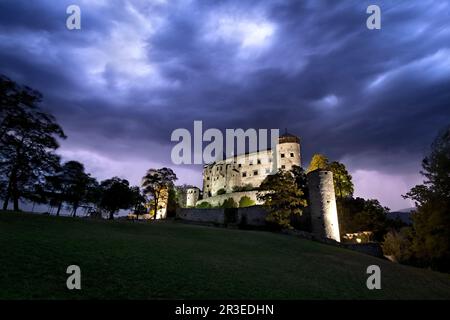 Das mittelalterliche gotische Schloss Presule in einer stürmischen Nacht. Fiè allo Sciliar, Südtirol, Italien. Stockfoto