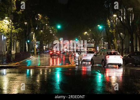 Avenida de Mayo in Buenos Aires in einer regnerischen Nacht mit den Reflexionen der Autos Stockfoto