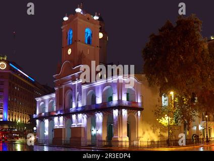 Rathaus von buenos aires in einer regnerischen Nacht und Lichter reflektieren auf dem Bürgersteig Stockfoto