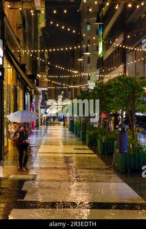Florida Straßenlaternen in Buenos Aires in einer regnerischen Nacht Stockfoto