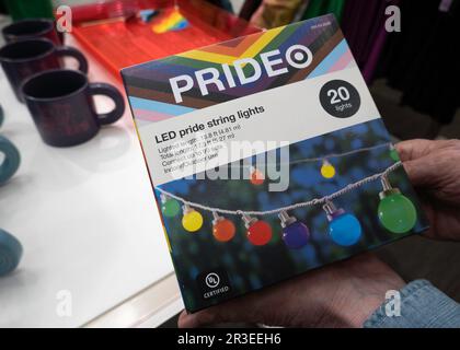 Das Zielgeschäft am Herald Square bietet eine große Auswahl an PRIDE-Artikeln, 2023, New York City, USA Stockfoto