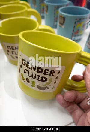 Das Zielgeschäft am Herald Square bietet eine große Auswahl an PRIDE-Artikeln, 2023, New York City, USA Stockfoto