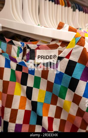 Das Zielgeschäft am Herald Square bietet eine große Auswahl an PRIDE-Artikeln, 2023, New York City, USA Stockfoto