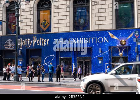 Die Harry Potter Ausstellung wurde im Mai 2023 auf der W. 34. St. in Midtown Manhattan, New York City, USA, für die Öffentlichkeit eröffnet Stockfoto
