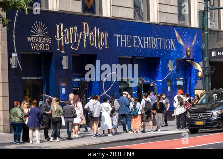 Die Harry Potter Ausstellung wurde im Mai 2023 auf der W. 34. St. in Midtown Manhattan, New York City, USA, für die Öffentlichkeit eröffnet Stockfoto