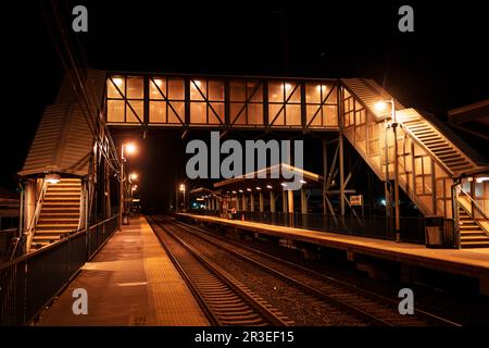 Long Island Bahnhof bei Nacht, Sayville, New York Stockfoto