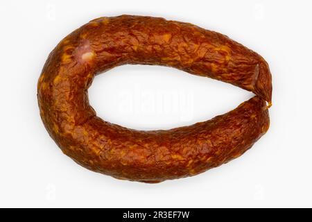 Wurst auf weißem Hintergrund. Isoliert. Saftige Schweinewurst mit Speck in einem schönen Bagel. Frische hausgemachte Rindfleischwurst. Köstlicher Hackbraten Stockfoto