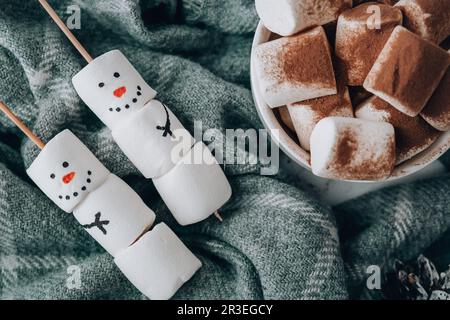 Zwei lustige Marshmallow-Schneemänner. Marshmallow-Freunde. Heimwerker. Süße Leckerei für Kinder, lustiger Marshmallow-Schneemann. Weihnachten Winter Stockfoto