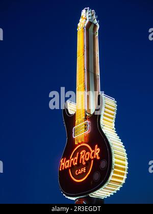 Warschau, masovia, Polen - 23 2023. Mai: Neonschild des Hard Rock Cafés in Warschau bei Nacht Stockfoto