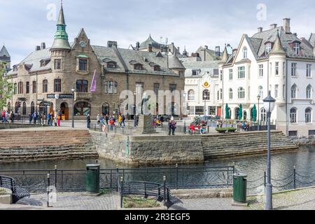 Fiskergutten-Statue und Jugendstilsenteret Og KUBE-Museum am inneren Hafen (Ålesundet), Ålesund, Møre Og Romsdal, Norwegen Stockfoto