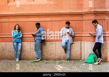 Die jungen multiethnischen Menschen haben einen Live-Stream in der Stadt Stockfoto